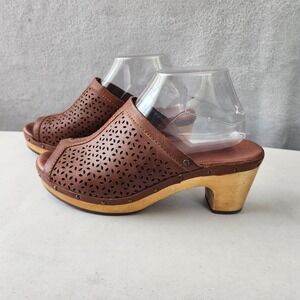 UGG Clog Sandals Womens Size 8 Ansel Brown Leather Wood Block Heel Studded Shoes